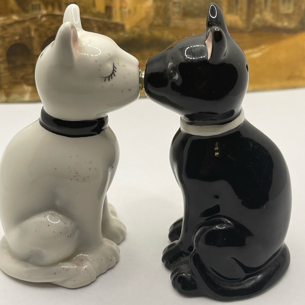 😻🐈🐈‍⬛Pacific Trading Feline Spicey Black & White Cats Salt & Pepper Shaker Se
